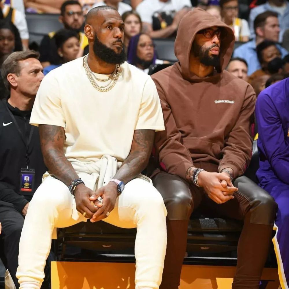 浓眉哥意外战胜巴塞罗那，出色防守引爆全场！热度持续攀升